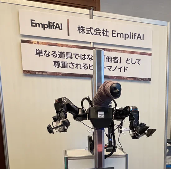 EmplifAIの展示ブースに並ぶOpenShellの実機と交換用頭部